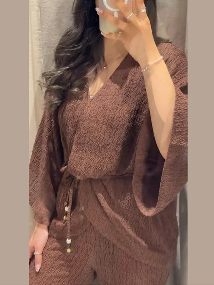 Texturiertes Spitzen-Oberteil mit V-Ausschnitt und Schnürung, Hosenanzüge für Damen, sexy Oberteile mit Fledermausärmeln und geraden Hosen mit hoher Taille, bezaubernde Damen-Outfits – Detail 11