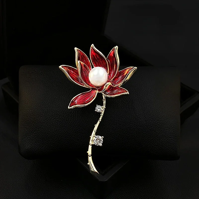 

Lucky Rich Red Lotus Brooch High-End Women Suit Accessories Flower Pin Fixed Clothes Decorations Pearl Rhinestone Jewelry Gifts