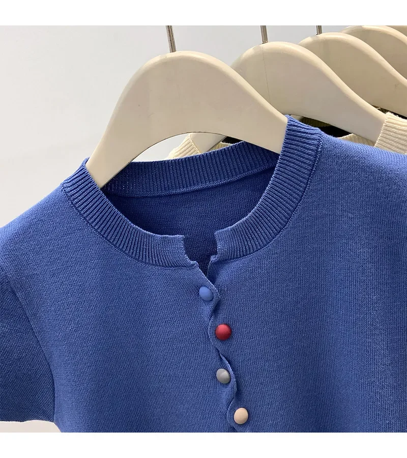 2026 Sommer Slim Kurzarm Damen T-Shirt mit bunten Dopamin-Knöpfen, trendiges, figurschmeichelndes Kleidungsstück in Klein-Blau, Strick-Oberteil – Detail 4