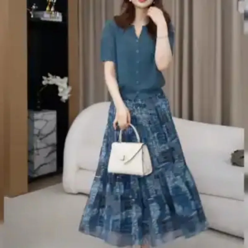 Conjunto Casual de Verano de Dos Piezas para Mujer: Top de Manga Corta con Cuello en V y Botones, Falda Midi de Tul Estampada