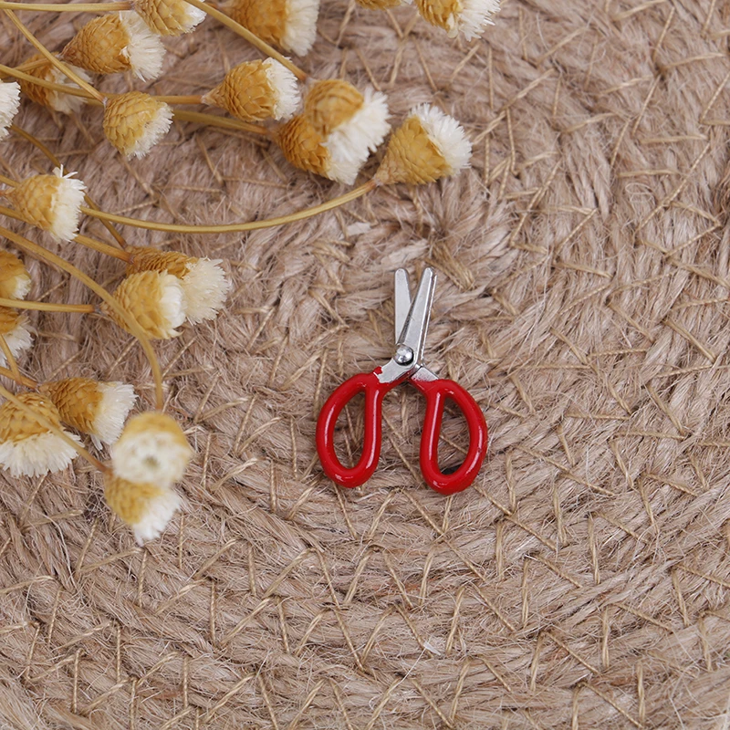 1Pc Casa delle bambole in miniatura Manico rosso Forbici piccole Modello 1/12 Mini Simulazione Mobili Forbici Giocattoli Accessori