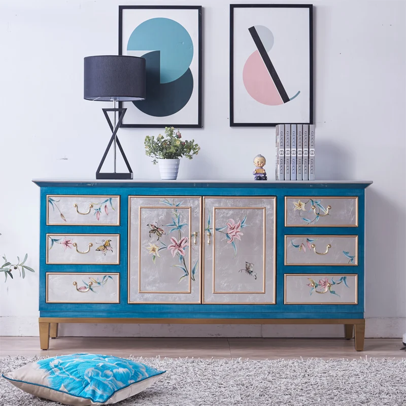 Simple hand-painted decorative cabinet behind the light luxury porc ters the door of the living room.