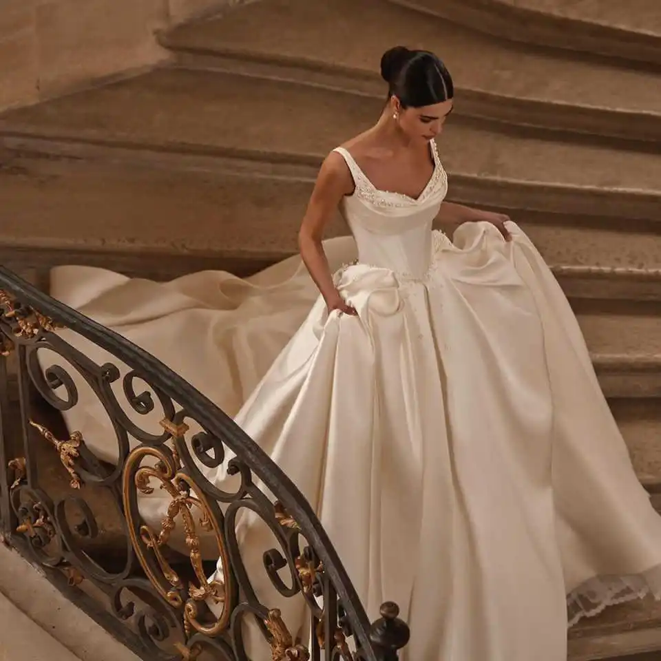 

Luxury Ball Gown Wedding Dresses Shiny Pearl V-Neck Bridal Gown Spaghetti Strap Cathedral Train Vestido De Noiva Customized