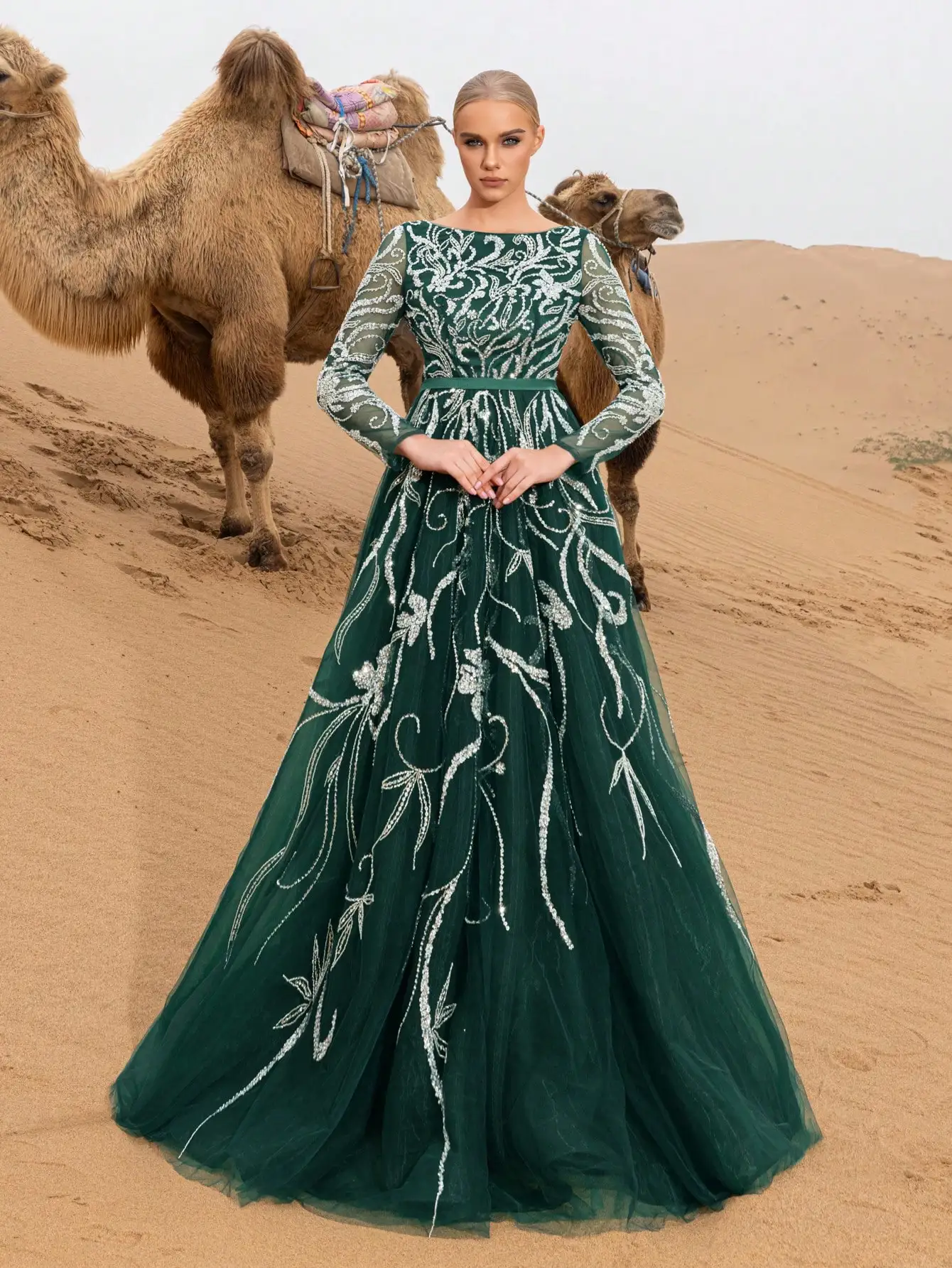 Prachtige formele galajurken en avondjurken met boothals en bloemenpailletten en kralen