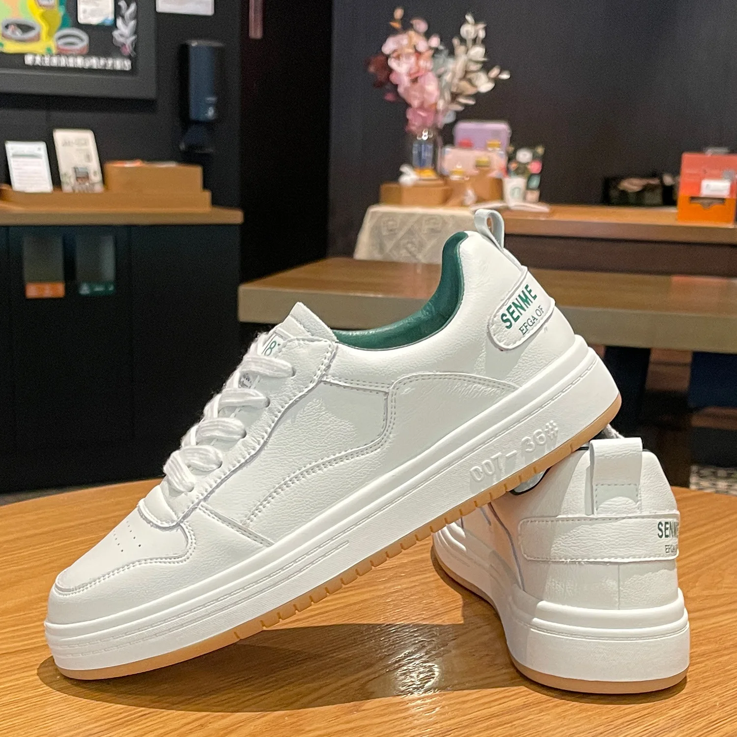 Flat bottomed board shoes 2024 autumn and winter women\'s new fashionable student casual sports shoes white small shoes