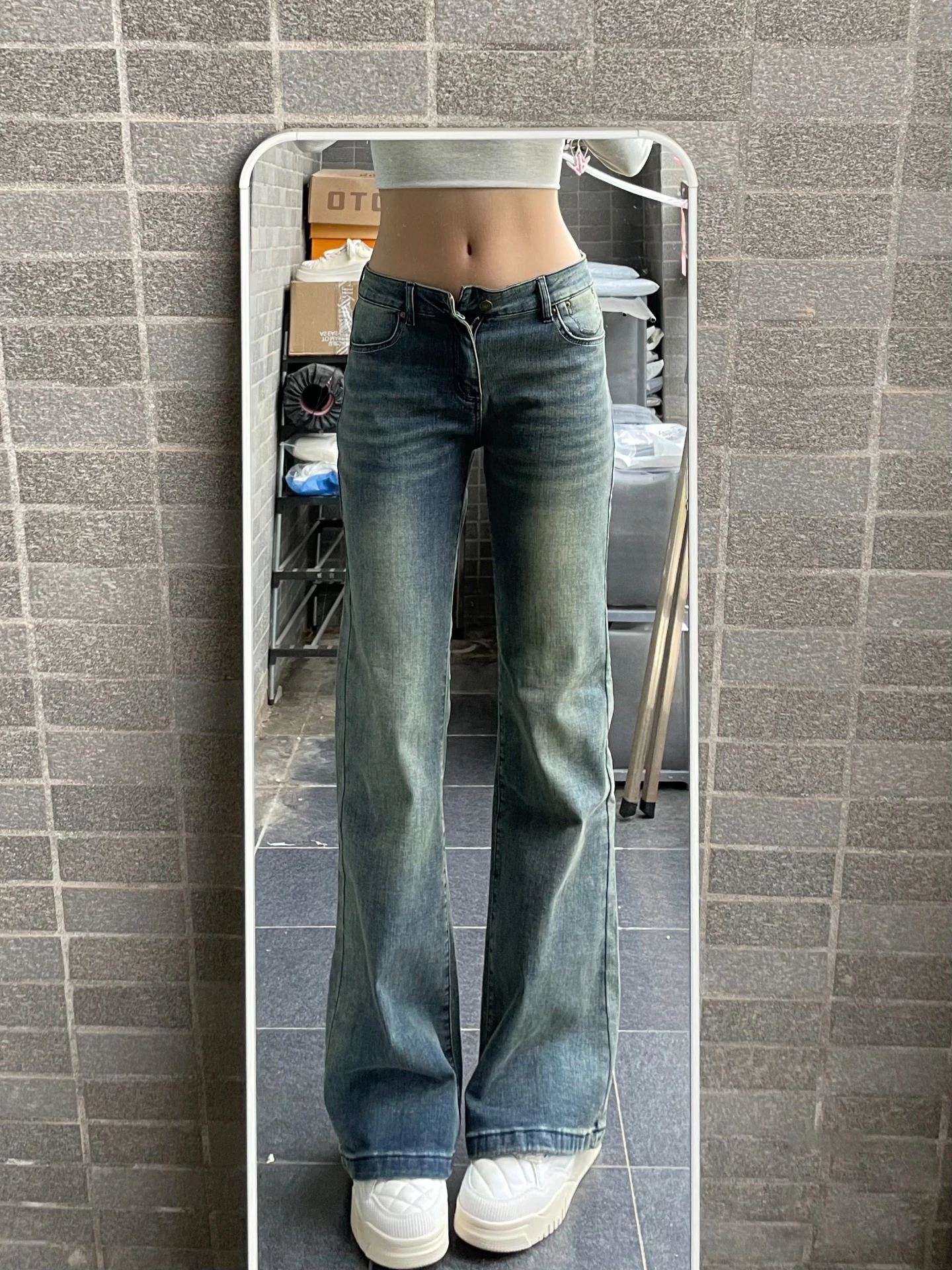 

Джинсы-колокольчики с низкой талией, женские осенне-зимние облегающие широкие брюки с маленькими штанинами, популярные джинсы желтого цвета грязи для девочек