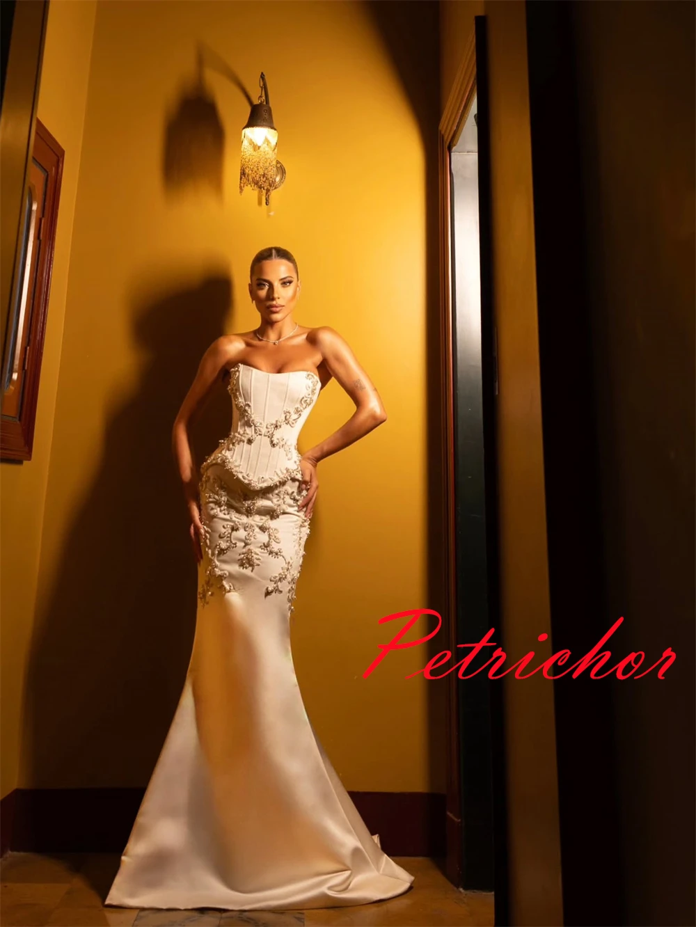 Personalizado de alta qualidade vestido de casamento de cetim branco temperamento sem alças vestidos de noiva capela trem sereia rendas até vestido de volta