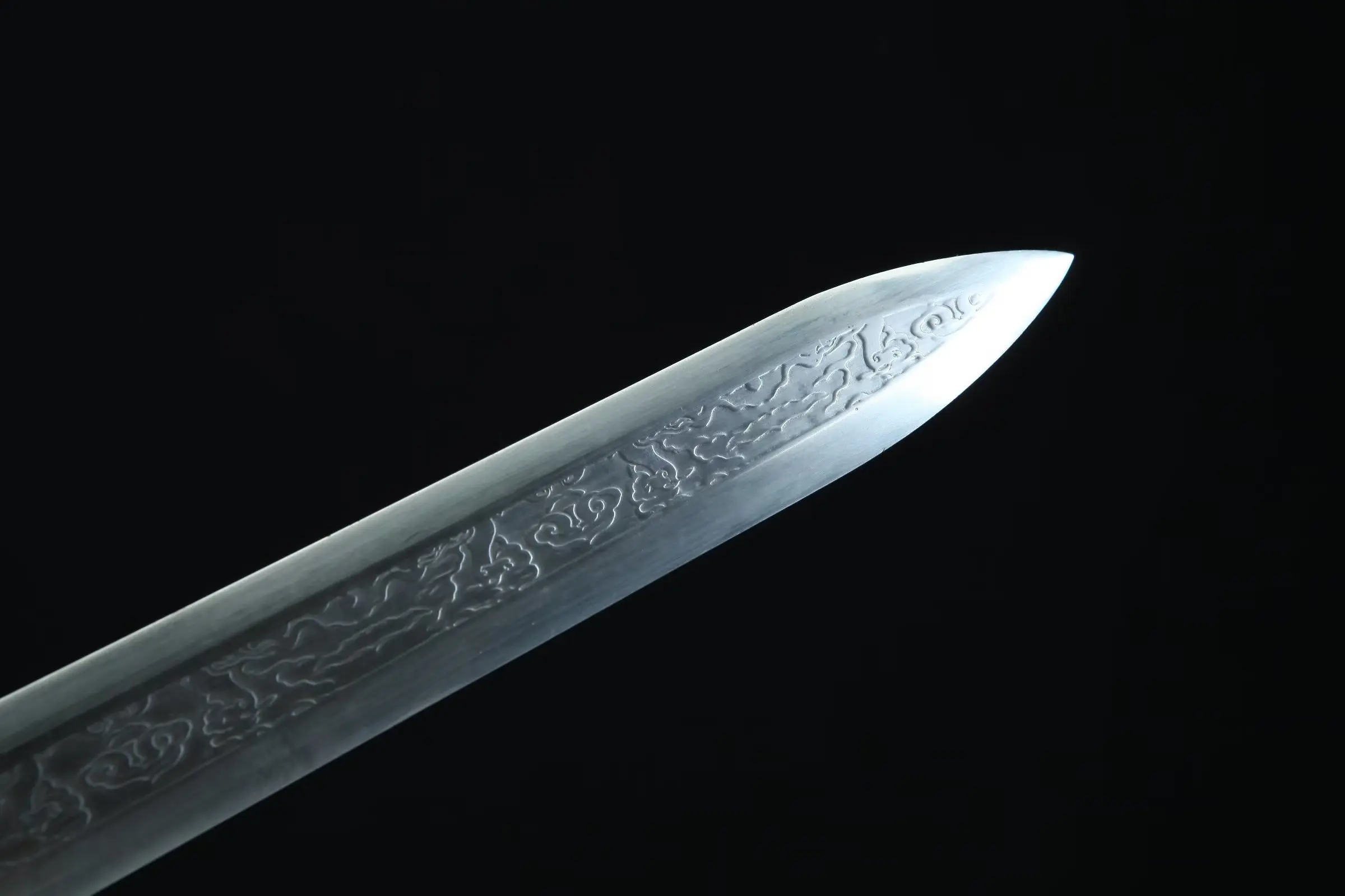 82cm Chinese Samurai Sword - Stainless steel blade with dragon pattern, sharp for combat. A gift for martial arts enthusiasts.