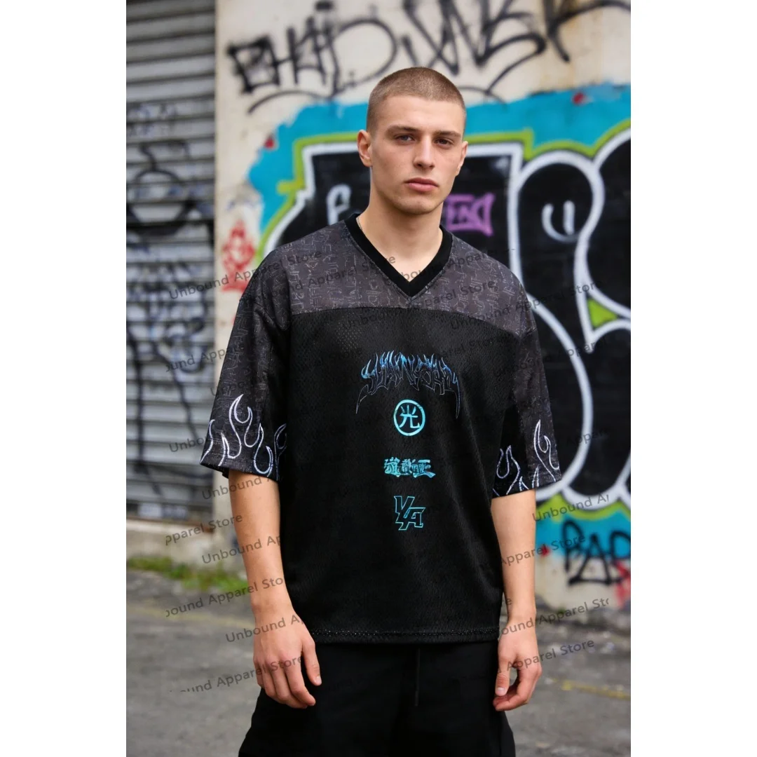 

Молодежная американская футболка оверсайз, летняя новинка, повседневная спортивная футболка для фитнеса, быстросохнущая, дышащая, с принтом, с крупной сеткой.