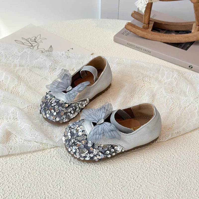 

Модная обувь из искусственной кожи для девочек на плоской подошве, весенне-осенние новые детские лоферы принцессы с блестками и бабочками на мягкой подошве для школьников