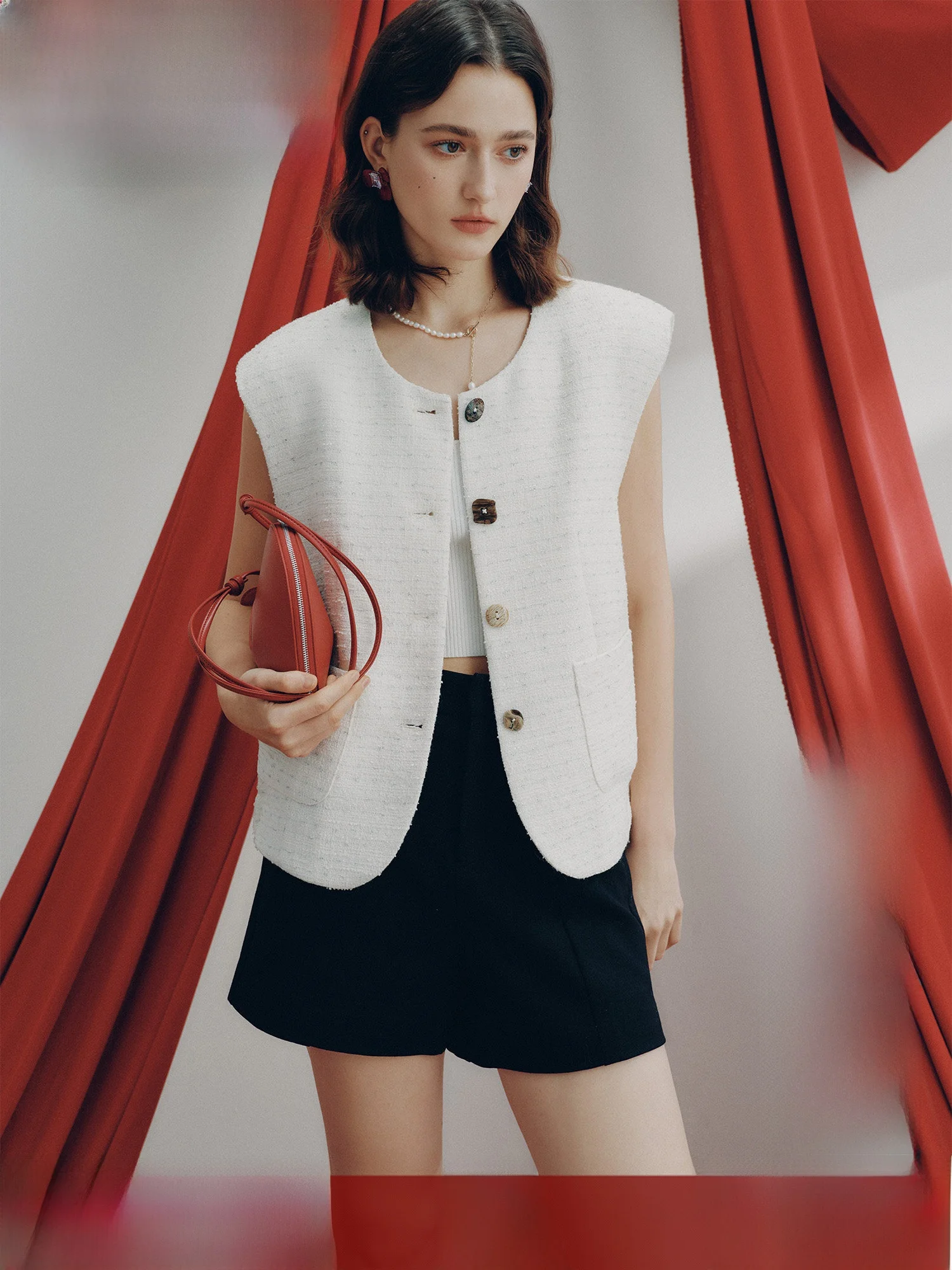 

Famanxun White Wide Shoulder Sleeveless Vest Women's Casual Fashionable Top City Commute Standard Fit round Neck Single Button