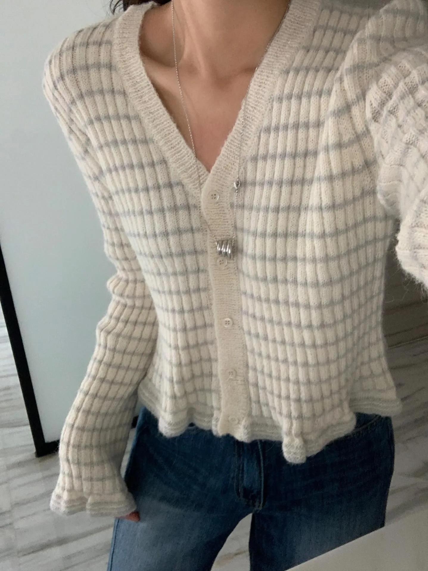 

Ladies Loose Fit V-Ne Knitwear with Bell Sves And Stripes Spring Autumn Faion Soft Korean Sle Versatile Sweater Jaet