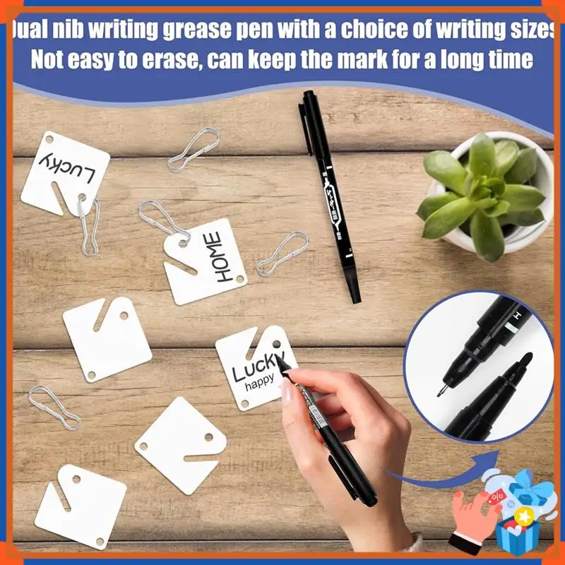 علامات مفاتيح مدمجة مكونة من 150 قطعة علامات تعليق بلاستيكية مربعة بيضاء مع علامات سوداء واحدة، خطافات معدنية لخزائن المفاتيح المشقوقة