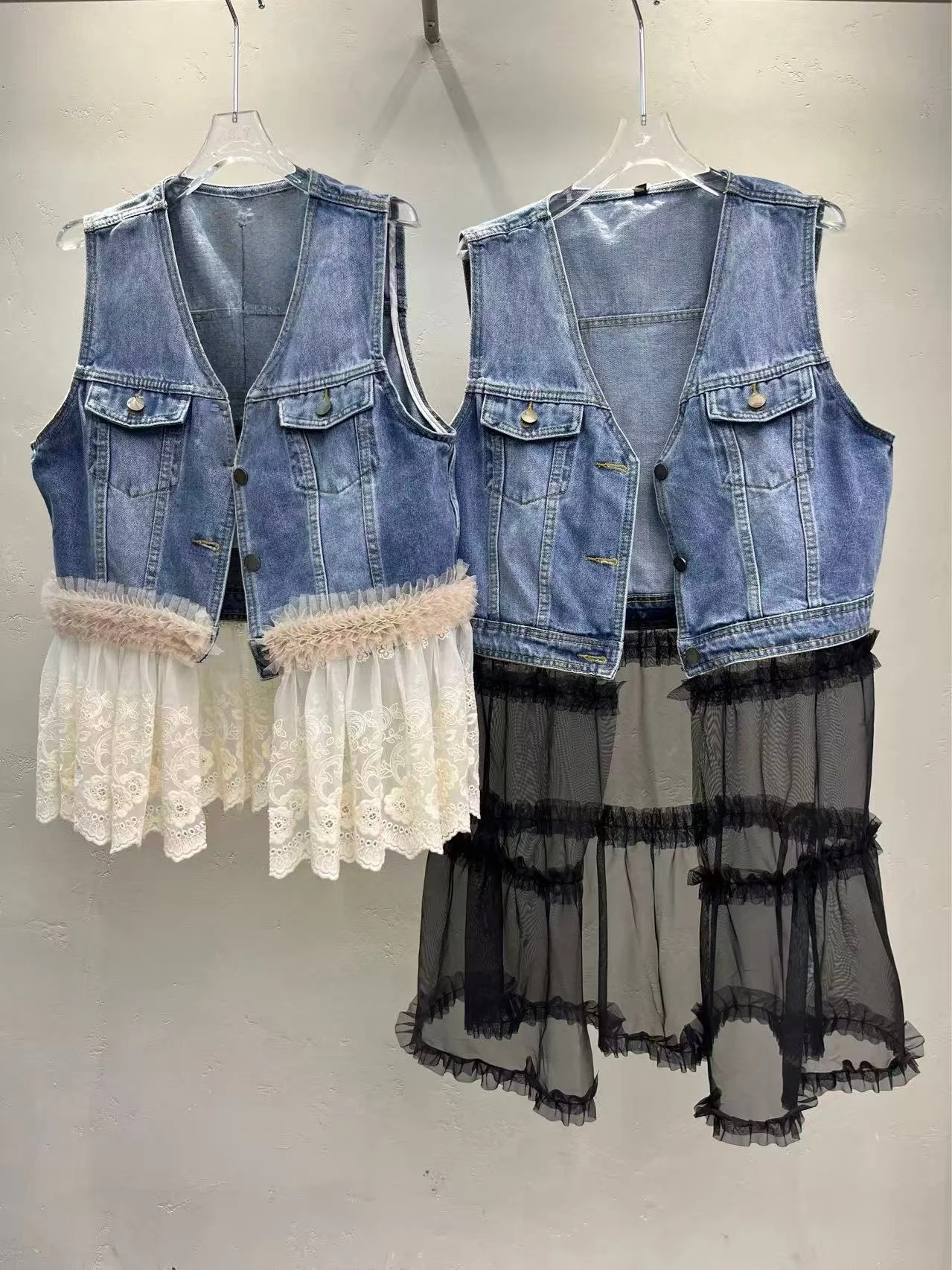 

Корейский стиль: Новая модная женская летняя джинсовая безрукавка с кружевными вставками, V-образным вырезом и одной пуговицей, универсальный топ для стройности фигуры