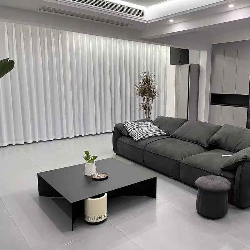 طاولة قهوة إيطالية بسيطة بتصميم مستطيل أسود، مجموعة أريكة غرفة المعيشة، شقة إبداعية بسيطة الحجم