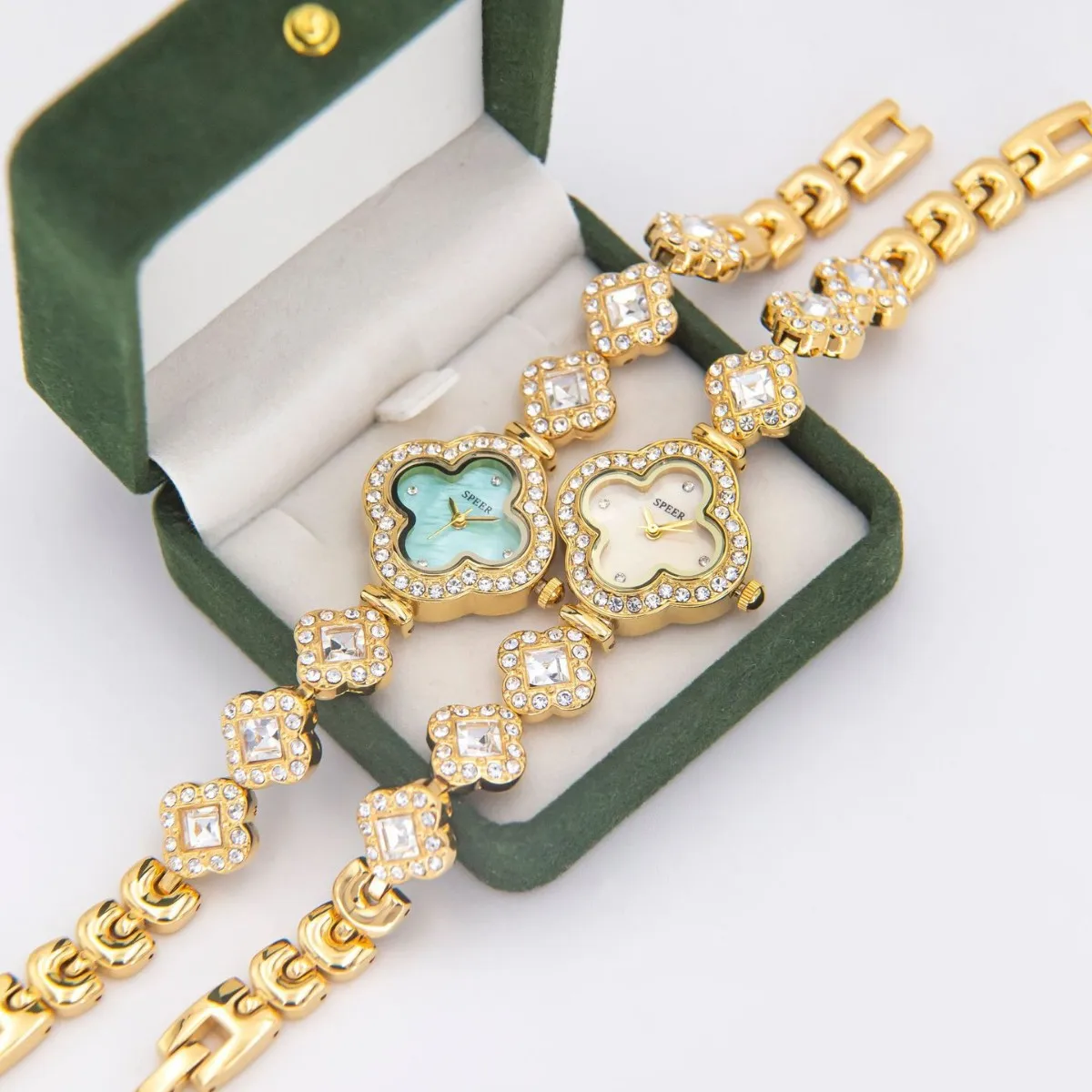 Four‑Leaf Clover Full Diamond Quartz Watch for Women Vintage Style Mother‑of‑Pearl Bracelet Quartz Wristwatch Luxury Gift