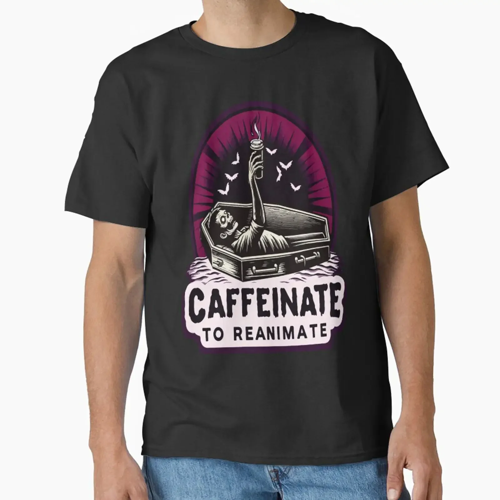 Caffeinate to Reanimate Zombie Coffin Coffee Lila und schwarzes Design, klassisches T-Shirt, Vintage-Stil, gewaschene Designerkleidung, Streetwear