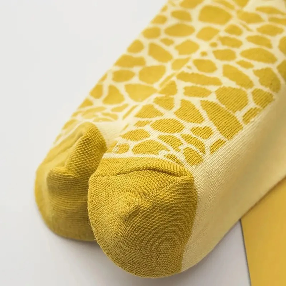 1 Pair Women Giraffe Printed Mid Tube Socks Fashionable Versatile Cartoon Patterns Soft Comfortable Breathable Casual Socks