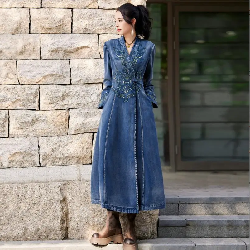 

2023 New Women Long Sleeve Denim Trench Coat Spring Autumn Casual Long Jeans Overcoat Chinese Style Embroidery V-Neck Tops w632