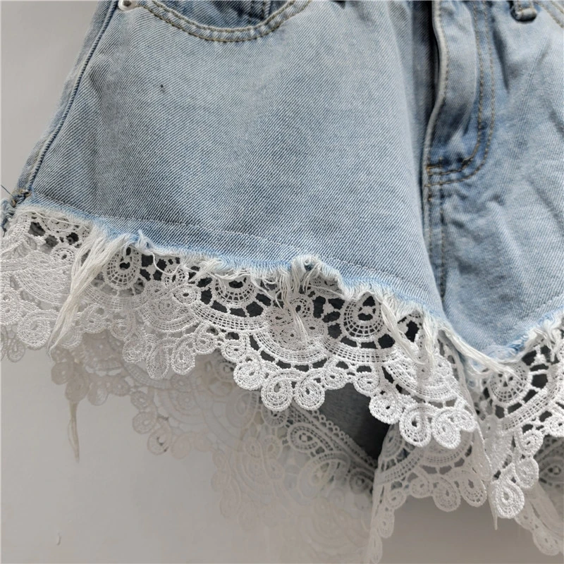 European Station Denim Shorts 2025 Summer New Splicing Hook Lace Lace High Waist Skinny Burr Hot Pants Women Booty Shorts