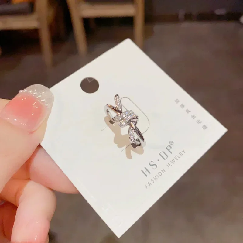 A simple, slightly set zircon knotted, niche design, light luxury and individual opening ring