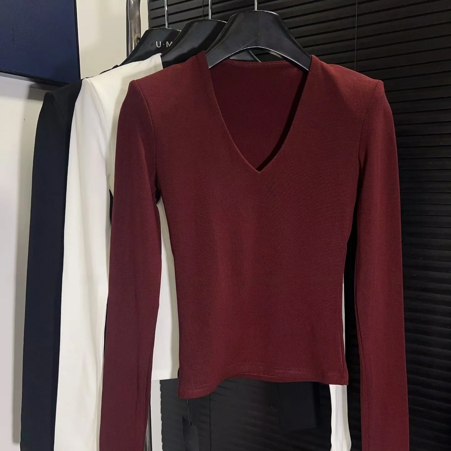 2025年冬 スリムフィット ロングスリーブ VネックTシャツ レディース フローティングショルダーパッド付きTシャツ 通勤用 暖かい 秋冬