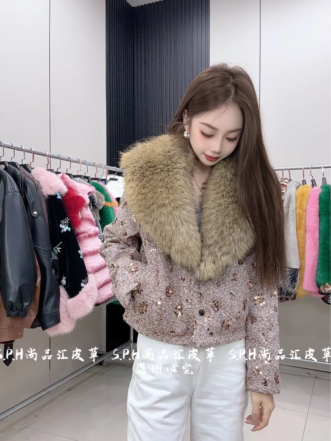 Fashionable Unique New Winter Padded Large Furry Collar Youth Style Faux Fur Coat Short Long Sleeves Woolen Jacket Streetwear