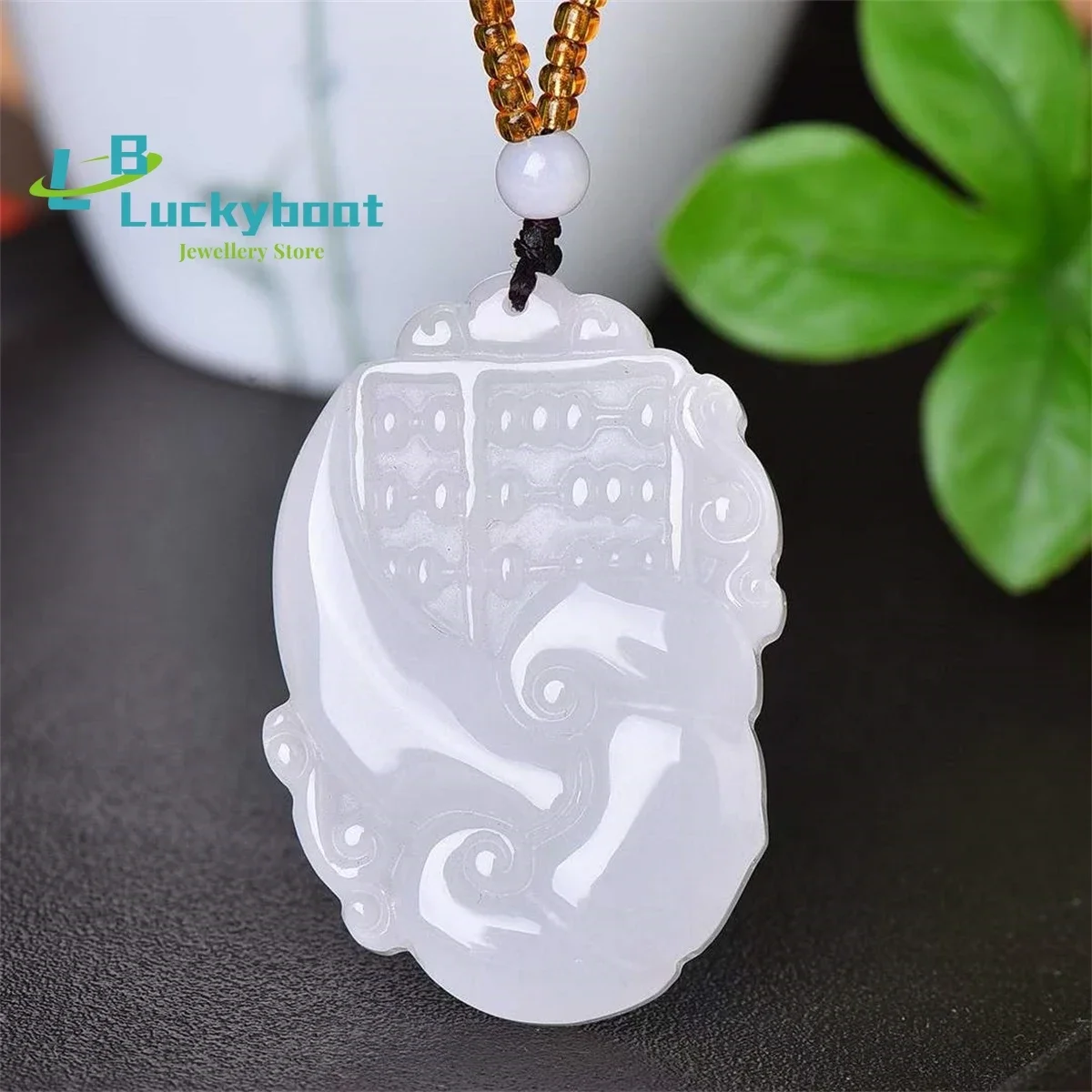 

Подвеска с точным расчета из натурального золота, шелка и белого нефрита. Простая и персонализированная, изысканная, универсальная для мужчин и женщин.