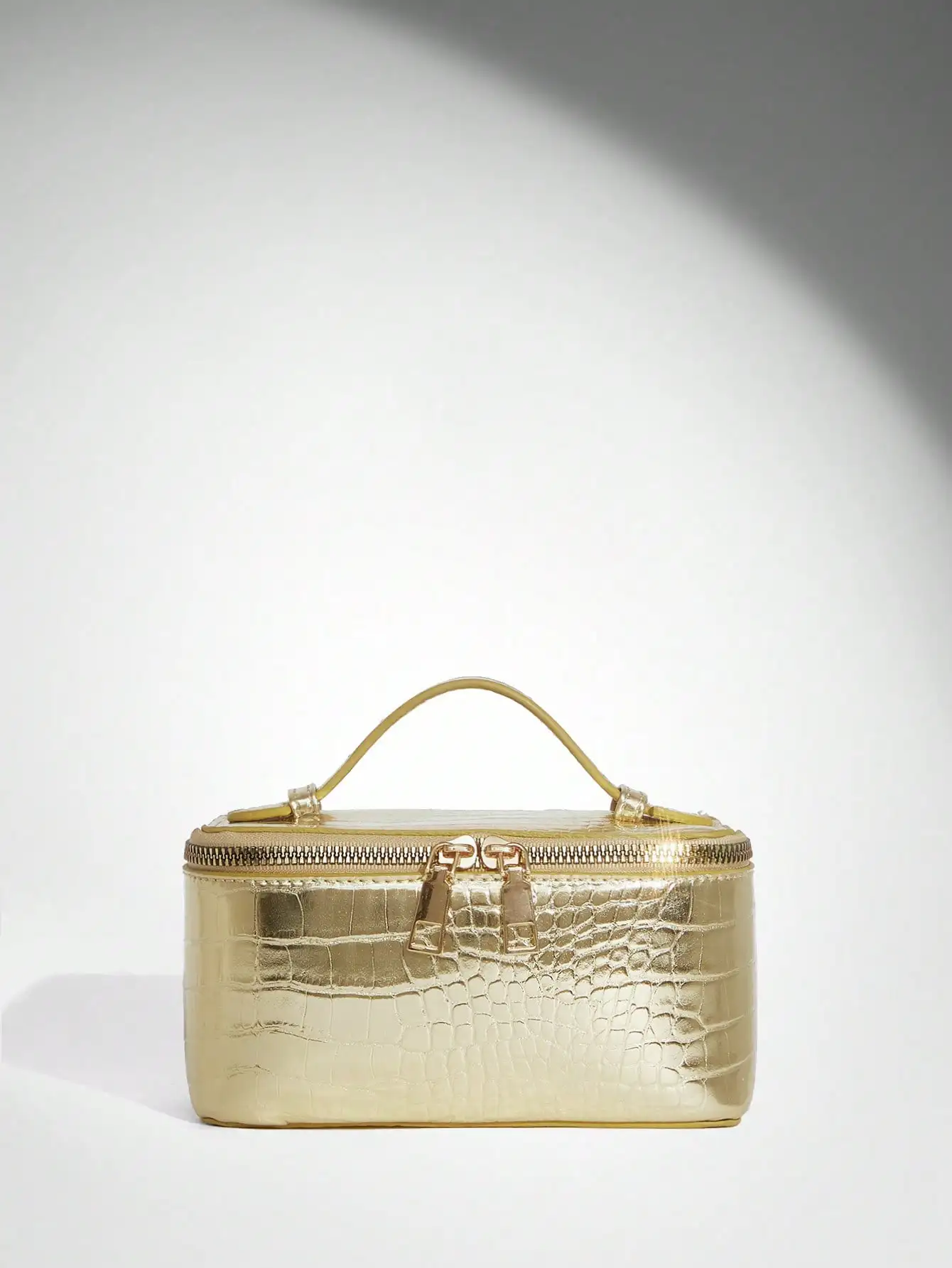 

Золотистый косметический кейс с тиснением под крокодила и ручкой для ежедневного использования