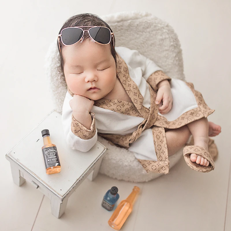 Pasgeboren Fotografie Kleding Baby Badjas Home Thema Bierfles Zonnebril Poseren Foto Accessoires Studio Shoot Kostuums