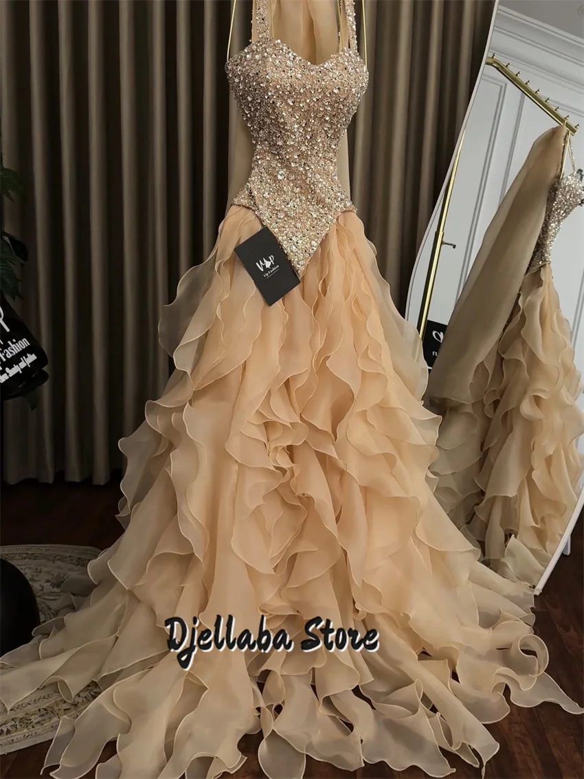 Sukienki wieczorowe z falbanami, zdobione koralikami, eleganckie, z rozcięciem, w stylu A-line, na studniówkę/imprezę, inspirowane Dubajem, szyte na miarę.