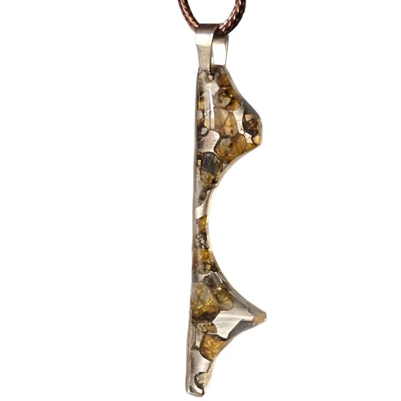 ciondolo-manuale-in-meteorite-d'oliva-seymchan-da-23g-ciondolo-per-collana-in-meteorite-d'oliva-naturale-campione-da-collezione-lb137