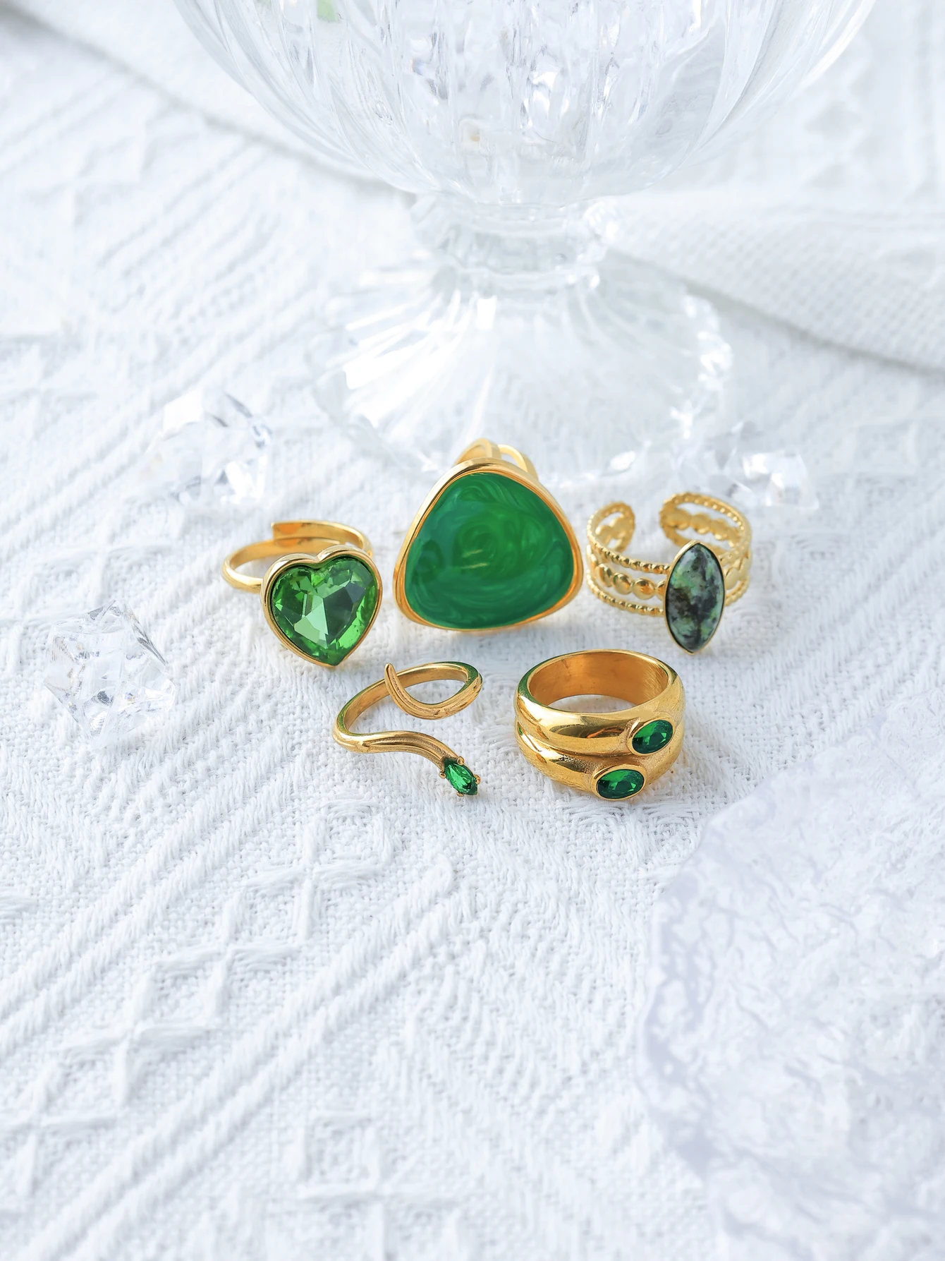 A retro and versatile holiday green zircon enamel natural stone ring suitable for women\'s parties, dates, gifts and travel