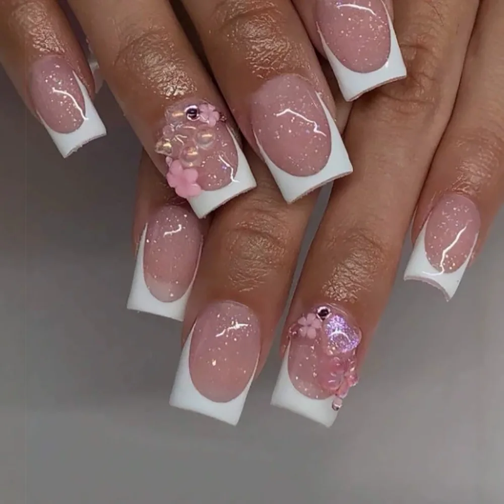 Faux ongles courts pour femmes, fleurs en relief 3D, forme carrée française avec bord blanc, couverture complète, réutilisables, ensemble de faux ongles à presser.