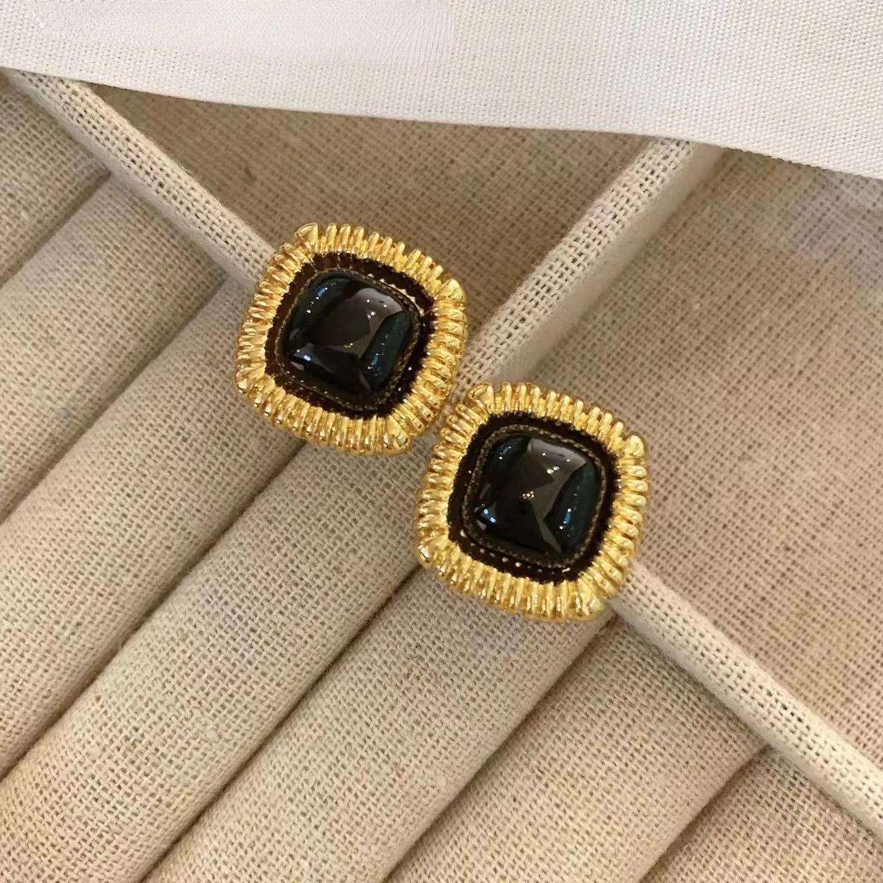 Vintage Luxury Geometric Square Stud Earrings for Women Spring Gold Wire Frame Black Block Ear Stud Fashion Trends Jewelry Gifts