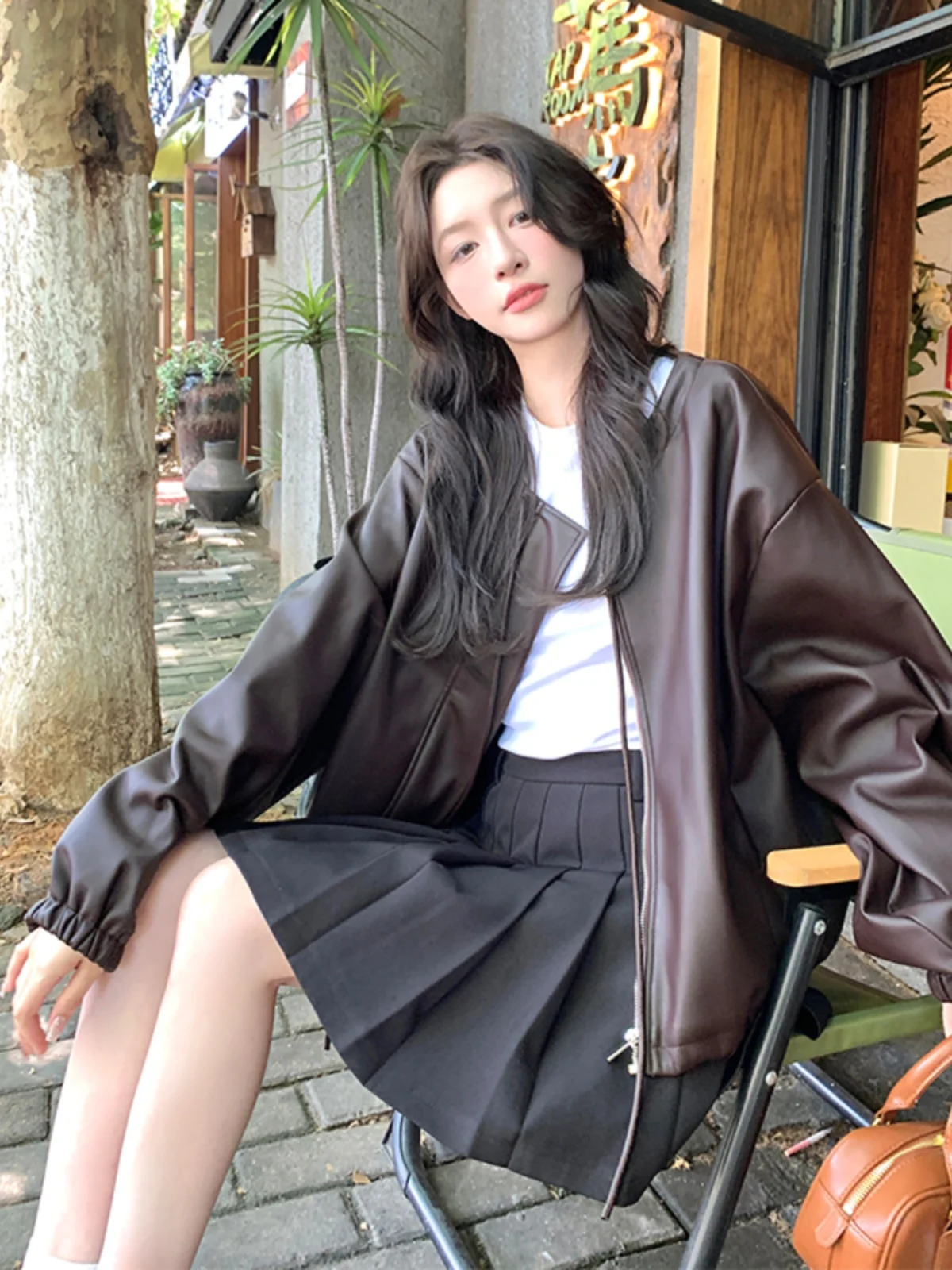 เสื้อแจ็คเก็ตหนัง PU สีกาแฟสำหรับผู้หญิง รุ่นใหม่สำหรับฤดูใบไม้ผลิและฤดูใบไม้ร่วง ทรงตรง แขนยาว ดีไซน์ซิป