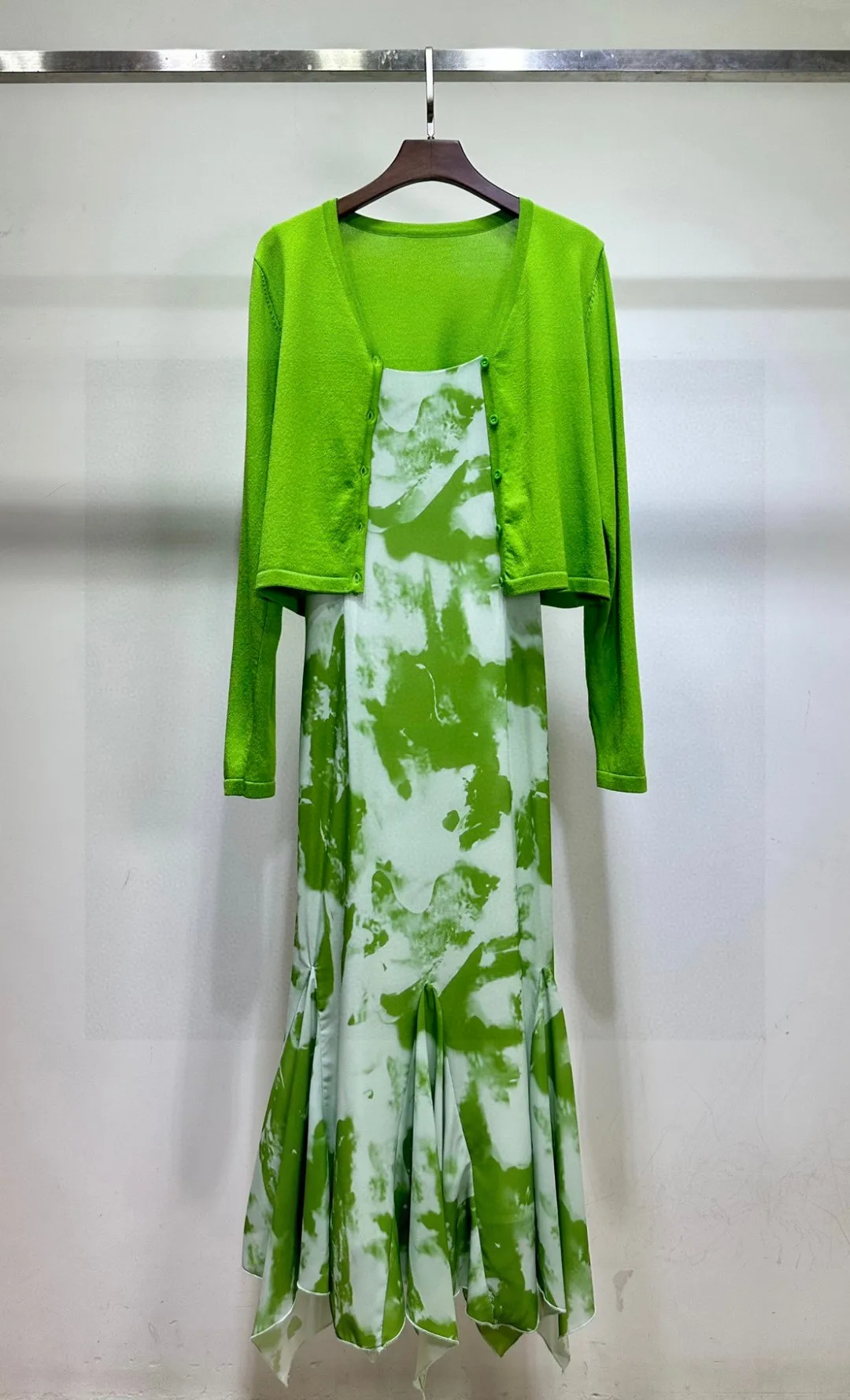 

2025 Women's Clothing Green cardigan with gradient print suspender dress set 0627