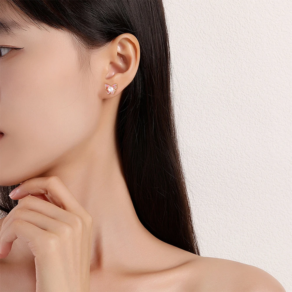 Kolczyki sztyfty z motylami ze srebra próby 925 z perłami słodkowodnymi dla kobiet, pozłacane, z różowymi skrzydłami z emalii, hipoalergiczne.