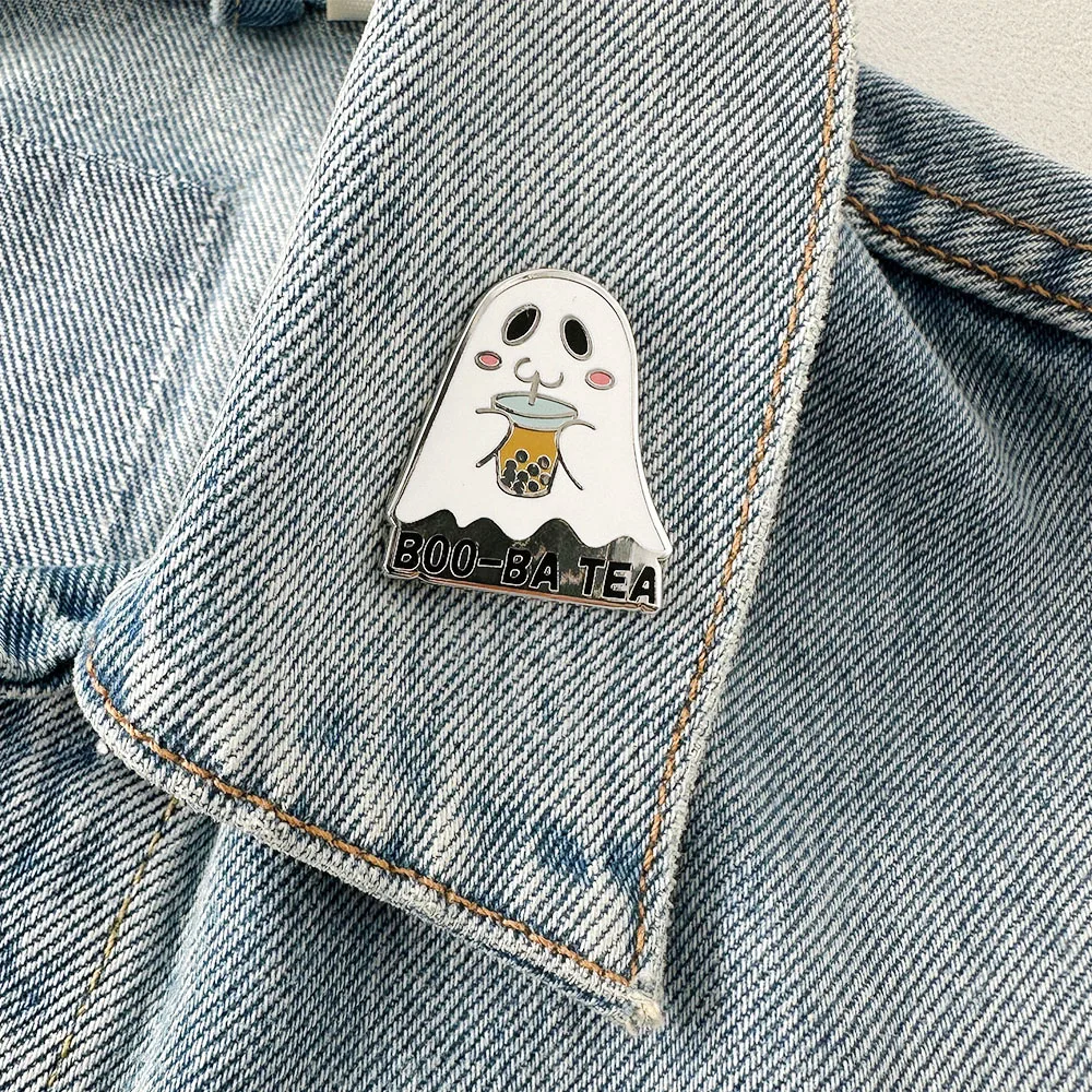 Niedliche kleine Geister-Brosche mit Bubble Tea-Motiv, Halloween-Themen-Abzeichen, modisches Accessoire für die gruselige Jahreszeit, lustiges Geschenk – Detail 6