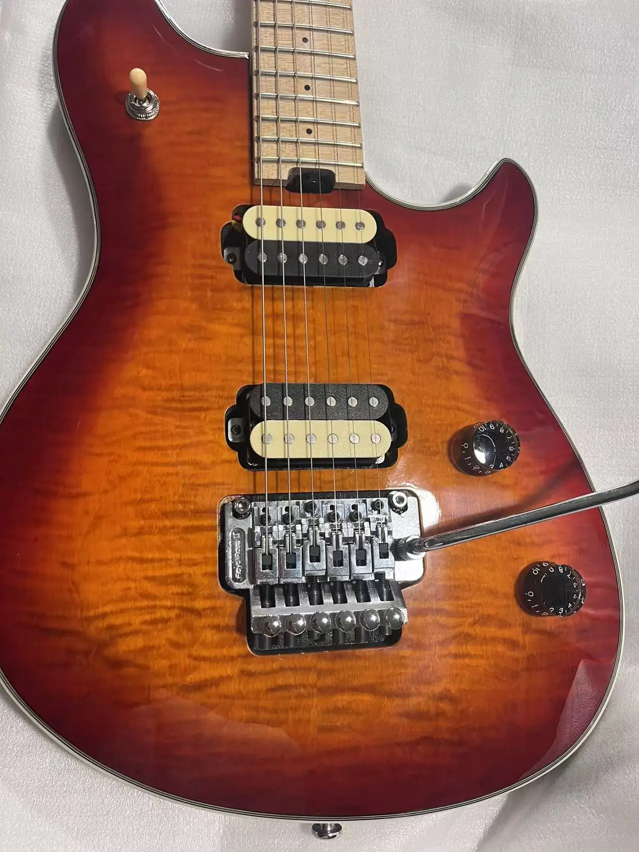 โรงงานขายตรงคุณภาพสูงกีตาร์ไฟฟ้าสีมะเขือเทศลดราคา chitarra elettrica กีตาร์พร้อมโยก