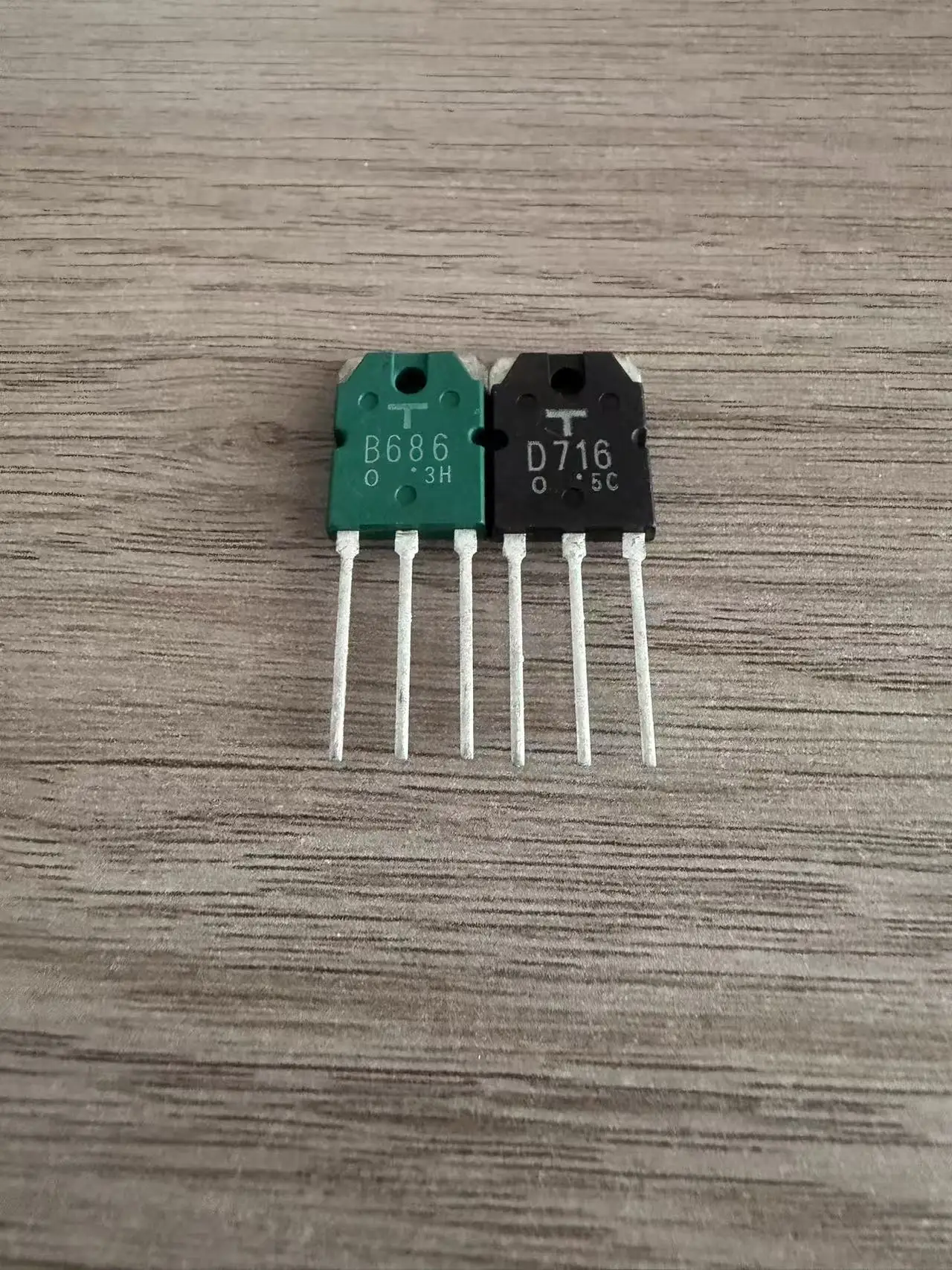 5pairs-10PCS 2SB688 2SD718 2SB686 2SD716 B688 D718 B686 D716 Audio amplifier matching tubes Brand new, original packaging