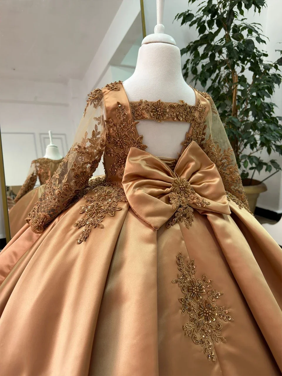 Maßgeschneidertes 2026 Satin O-Ausschnitt Langarm Ballkleid mit Schleife, rückenfrei, Applikationen, Blumenmädchenkleid mit Schleppe, Erstkommunionkleid – Detail 4