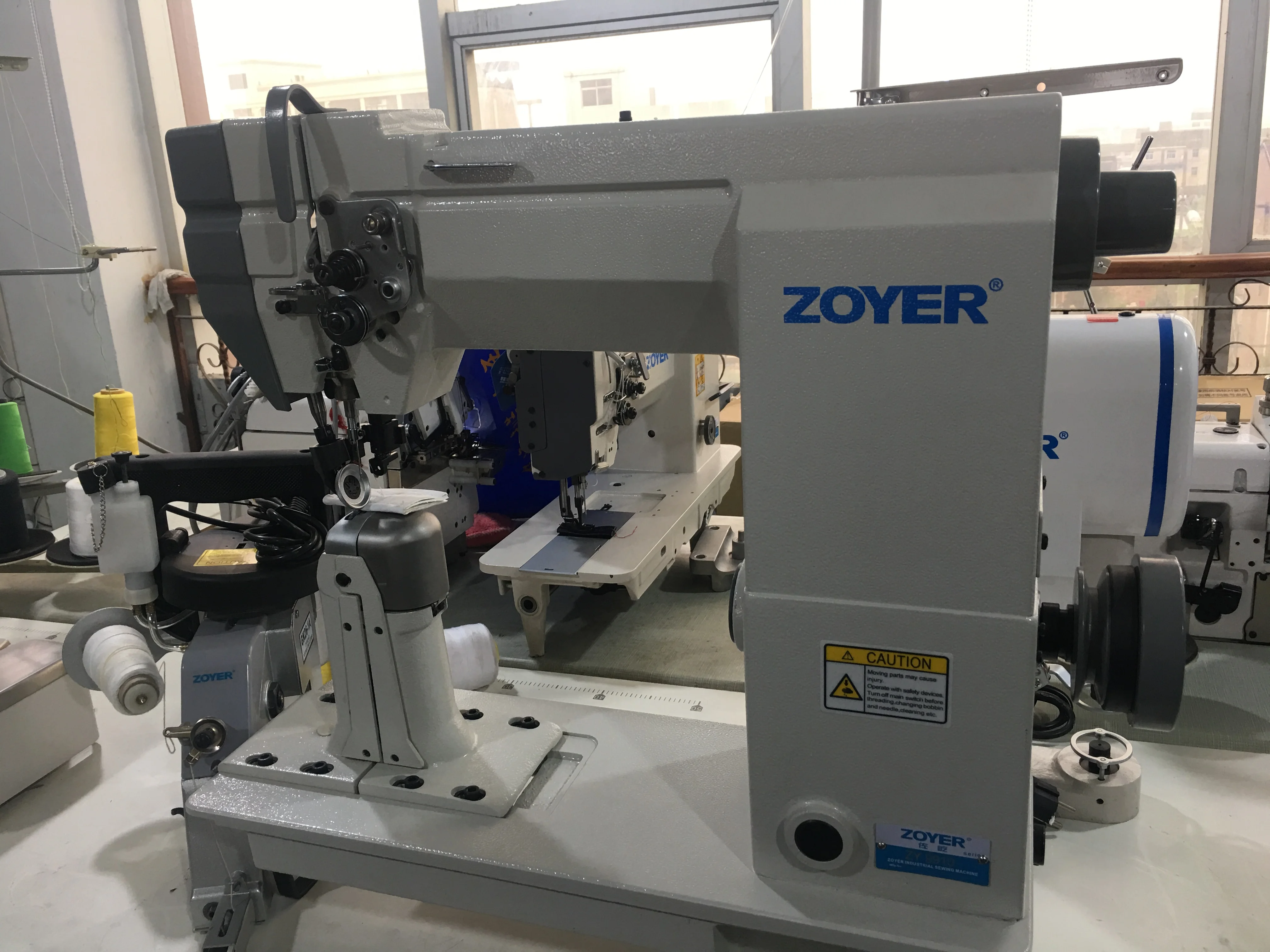 ZOYER ZY9910 シングルニードルポストベッドロックステッチ工業用靴縫いミシン 15mm最大縫い幅 縫製厚さ DP*17 #