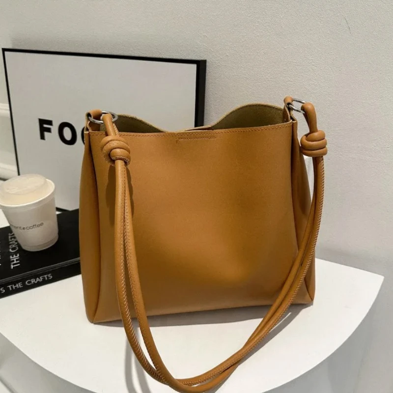 Koreanische Version der Pendler-Tasche mit großer Kapazität für Damen, Leder-Umhängetasche für Frauen, einfarbige Tragetaschen – Detail 9