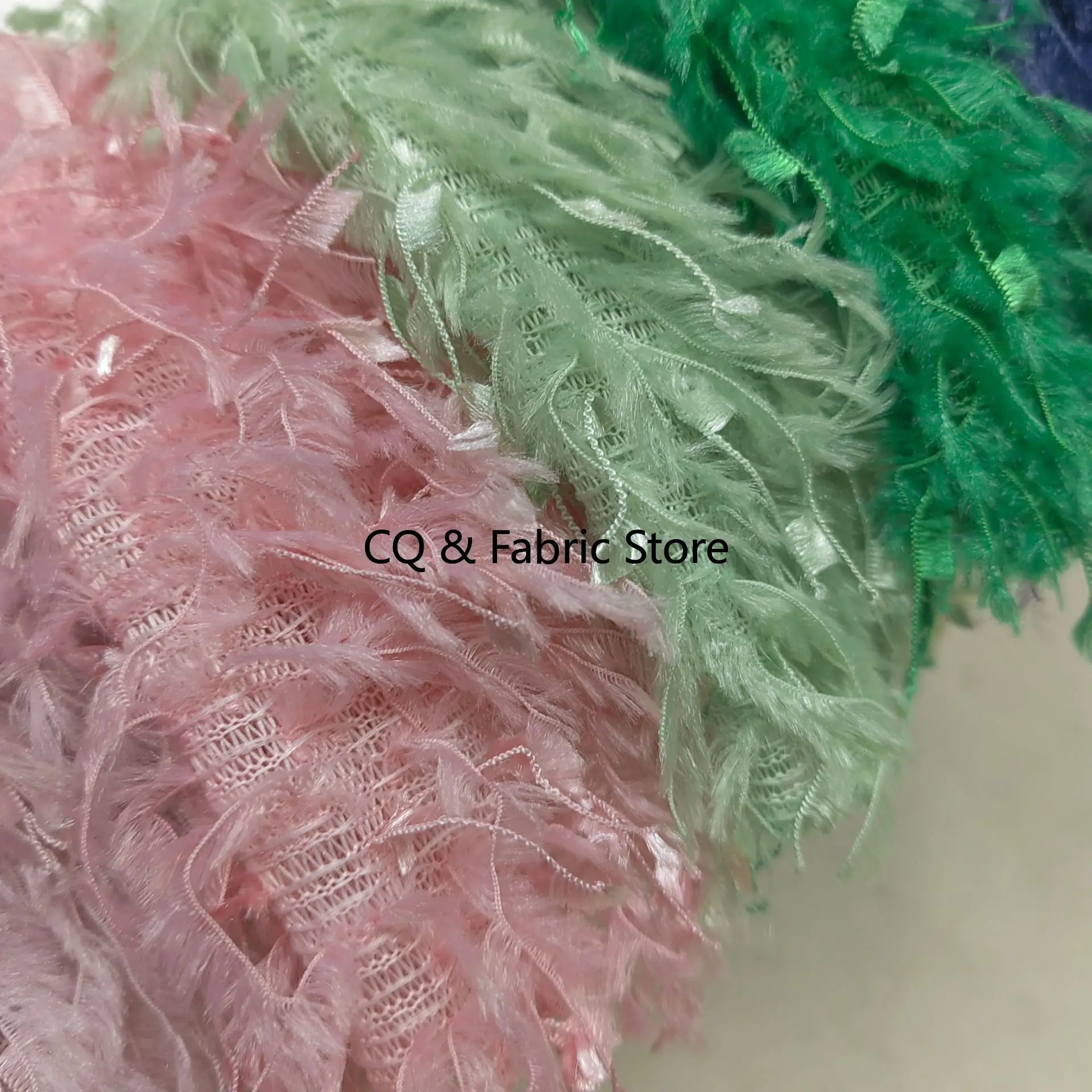 Nuovo tessuto con nappe in piume Tessuto a rete in peluche in fibra chimica Tessuto di design per gonna abito fai da te tagliato a misura