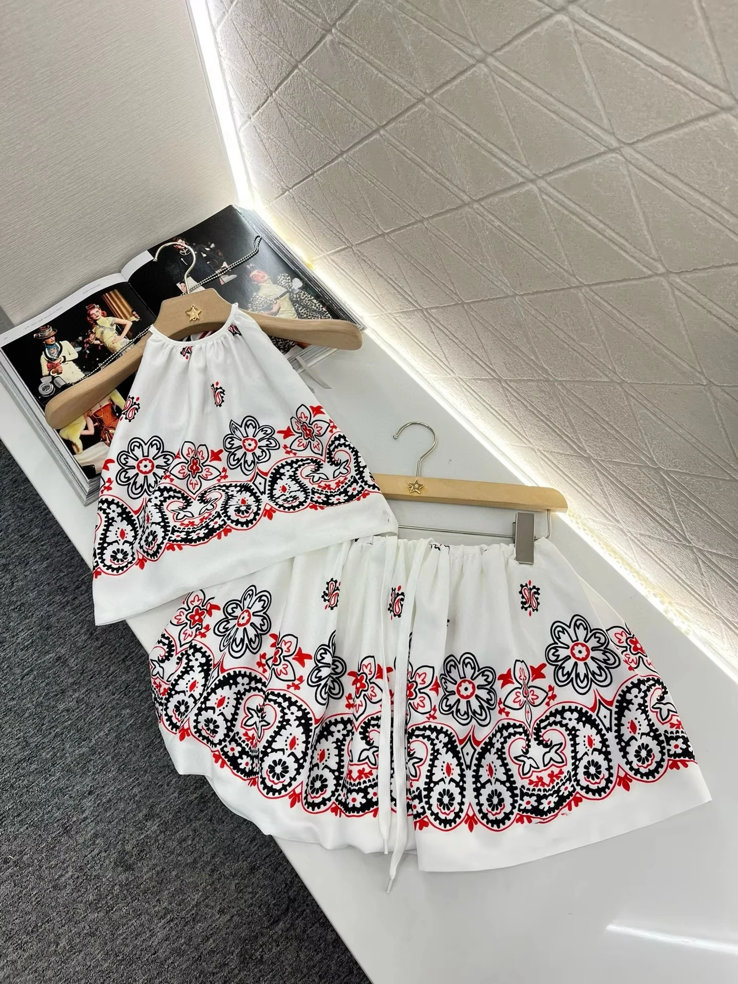 

Designer Brand 2025 Spring/Summer New Neck Hanging Strap Tank Top Short Skirt Set