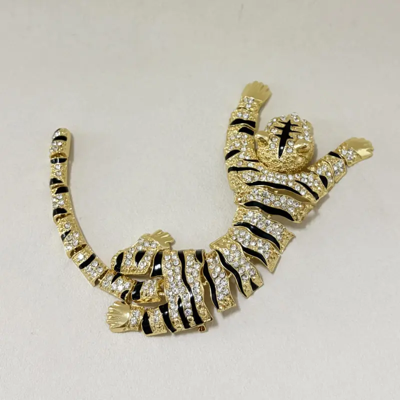 MINWEEN Retro Heavy Metal Leopard Animal Brooches Pins Designed Fashion Accessory for Women Men Gift Fine Jewelry