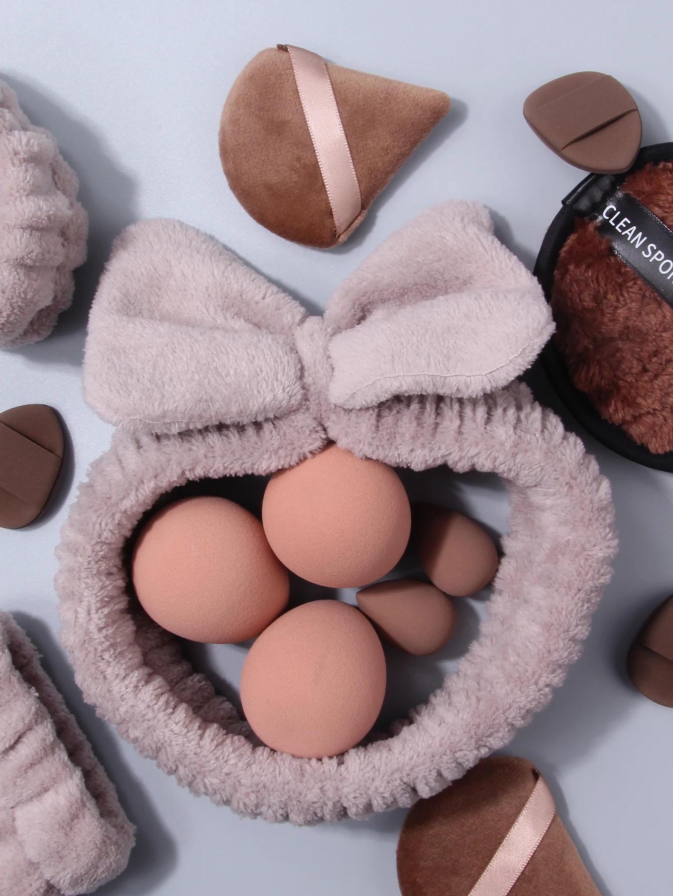 34-teiliges Make-up-Werkzeug, einschließlich Make-up-Pinsel-Set, ein Schönheitsei, ein Puderquasten-Set, ein Haargummi und ein Reinigungsquasten