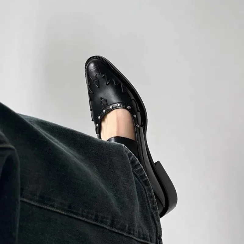 أحذية نسائية جلدية عالية الجودة مثيرة بمقدمة مدببة وإبزيم معدني أحذية ماري جين للنساء أحذية بكعب نسائي أنيق باللون الأسود