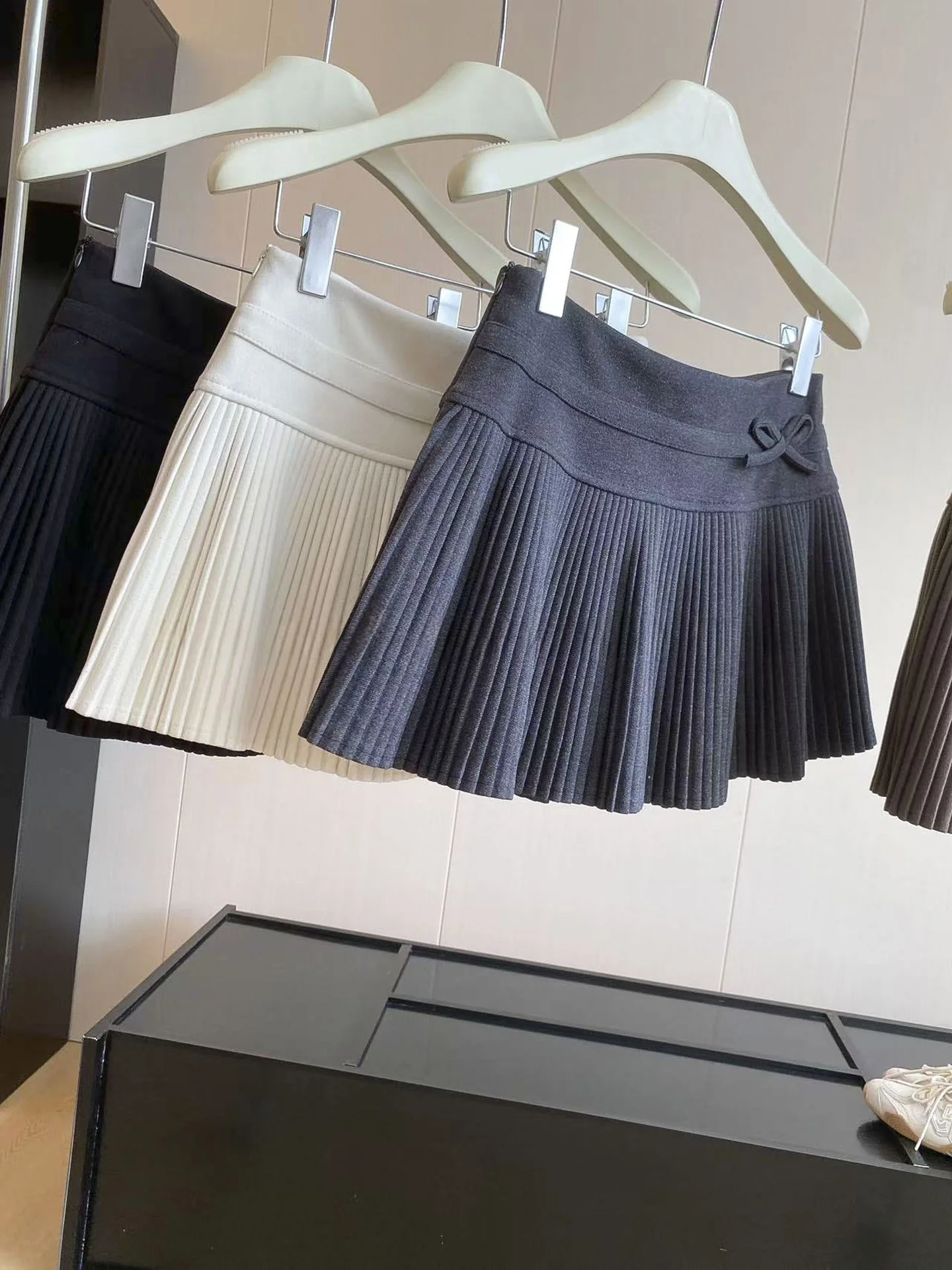 Diyi Berkeley Pear Shape Half-Length Skirt Women's Autumn Winter Grey Pleated Anti-Exposure High Waist A-Line Skirt